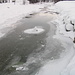 Il fiume Hinterrhein è parzialmente gelato