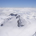 Hier noch ein sehr informatives Bild: Blick vom Gipfel des Östlichen Feuersteins(3268m, Skitour am 27. April 2008) auf die, von hier aus klein wirkende Aglsspitze. Deutlich kann man die Abfahrtsspuren vom Skidepot erkennen.