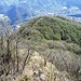 Punto panoramico del Monte Ubiale ... il sentiero sale da lì sotto, poi aggira ( vista da qui ) sulla sinistra la parete rocciosa