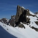 Langsam eröffnen sich auch Blicke auf die südseitigen Steilabbrüche der Alvier-Kette, hier ragt der Chrummenstein kräftig in die Höhe.