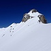 Auf dem Weg zur Tita Sèri, der Aufstieg erfolgt links ausholend, ab dem Skidepot (Gipfelmarker) je nach Schneeverhälnissen anspruchsvoll. 