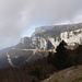 Links die Passstraße, die sich in langgezogenen Kehren den Hang hinauf arbeitet. Darüber die Rochers de Chironne (les Aiguilles). Rechts oberhalb die weiten Alpages de la Drôme.