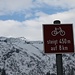 <b>Un cartello indicatore per i ciclisti informa che per raggiungere l’ospizio si devono percorrere 8 km per un dislivello di circa 450 m.</b>