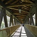 eine gedeckte Holzbrücke für [u Seeger] über die Loisach bei Wolfratshausen
