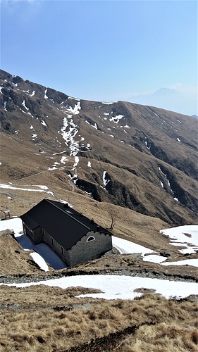 Il Rifugio San Jorio Appena Sotto Al Passo Sul Versante 4859