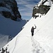 Steiler Skiaufstieg bis zum Skidepot bei der ersten Kletterstufe
