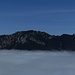 Die [http://f.hikr.org/files/2339692.jpg Hörnle und der Laber mit dem Ettaler Manndl] im Nebelmeer / nel mare di nebbia