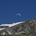 Gleitschirmflieger und Bergwanderer an der Hochplatte / alpinisti e parapendio