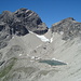 je höher man steigt, desto schöner die Ausblicke: Blick nach Westen zum Großen Krottenkopf und zur Hornbachspitze; in der Mitte der kleine Hermannskarsee