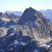 Marchspitze mit ihren schönen Westgrat, der Grat wird aber etwa erst in der Mitte begangen. Links die Wolfebnerspitzen, im Hintergrund die Lechtaler