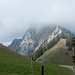 Die Hochflue hüllt sich in Nebel. Rechtshaltend die wbw Normalroute, links Südwand-Aufstieg