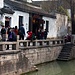 Straßenszene an der Pingjiang Lu. Diese Straße ist eine der wenigen komplett erhaltenen Straßen des historischen Suzhous.