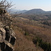 Zvon (Francká hora) - Ausblick vorbei an steilen Felsabbrüchen. Zu sehen ist u. a. der markante Milešovský Kloc. 