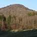 Unterwegs zwischen Kostomlatský vrch und "Pod Březinou" - Blick zum Zvon (Francká hora). Auch dessen steile Felsabbrüche sind bei genauem Hinsehen zu erahnen. 