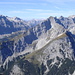 Blick nach Westen zum Kuhkopf und zur östlichen Karwendelspitze. Links, das untere Filztal. Die lange, begrünte Grasflanke leitet hoch zur Talelespitze, gut erkennbar ist der scharfe Verbindungsgrat zum Kuhkopf(III)