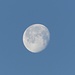 der abnehmende Mond unmittelbar hinter dem Piz Tagliola