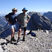 Reinhard und ich auf der äußerst geräumigen Gipfelkuppe des Risser Falken, Platz gibt's ohne Ende. Im Hintergrund der um 14m höhere Laliderer Falk