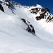 die beiden Touren-Skifahrer sind immer noch oben auf dem Schollberg, in der Vergrösserung leicht zu sehen, uner dem roten Ballon