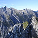 Blick vom Gipfel der Talelespitze(2115m) rüber zum Risser Falk, gut zu erkennen, daß in der Westflanke für Nichtkletterer hier nix zu holen ist. Rechts die spitze, aber leichte Steinspitze(2348m)