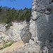 ab dem Col du Fou geht's über die sehr abschüssige Schotterrampe (eine hilfreiches Drahtseil ist erkennbar) zu den weiteren, leichteren, Felsanstiegen ...