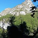 Iniziamo a camminare da Dasio percorrendo il bel sentiero N.3 detto anche "SENTIERO DELLE 4 VALLI" ed inizia anche il stupendo contrasto Roccia-Natura che caratterizza la Valsolda...
