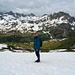 Schneewanderung: ich im Abstieg nach Zürs: vom Bergwinter (Ende Juni!) in den Bergfrühling.