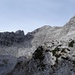 Rechts das Mitterhorn, links der kamelartige Nackte Hund (sic!). In der Scharte dazwischen befinden sich noch Heinrich und Löwe. Die Zwei kann man überklettern, wenn man dem Nackten-Hund-Klettersteig zum Mitterhorn folgt. Den Nackten Hund selber besteigt man hierbei jedoch nicht, sondern quert dessen Nordseite auf einem schmalen Band, das in die Scharte leitet.