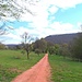 Ein mit einem rougen Plüs bezeichneter Weg führt nach Süden hinunter ins Tal.