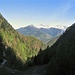 Il panorama suklle montagne della Mesolcina e della Calanca dalla diga del bacino di Val Roggiasca.