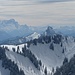 Der kecke Buchstein; dahinter links die Zugspitze und rechts das Estergebirge