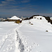 das Berggasthaus Scheidegg ist bei solchen Verhältnissen natürlich noch geschlossen, der Chlosterspitz nun in weiter Ferne