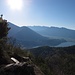 Nach gut der Hälfte des Anstieges entkommt man an diesem Aussichtspunkt für einen Moment dem dichten Wald und blickt in das Val Sugano mit dem Lago di Caldonazzo; in der Ferne die Vicentiner Berge.