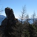 Und plötzlich steht sie da: die Felsnadel L'Omenet, sie ist auf einem kurzen Steig (rechts außerhalb des Bildes) gut erreichbar.