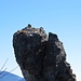 An der L'Omenet dürfen sich unsere Cracks versuchen (aber nur, wenn ihr ganz sicher seid!) - ein kleiner Steinmann ziert den Gipfelfels.