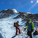 Am Skidepot - links im Bild erkennt man auch, warum: Der oberste Teil des Hanges am Similaun ist blank geblasen