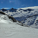 Rückblick zur Querung durch den Fels. Auch hier war zum Glück noch genug Schnee. Skuril, wenn man bedenkt, dass die Stelle auf ca. 2800 m liegt und es Mitte März ist