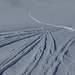 Inverse Skispuren? Schönes Kunstwerk aus Schnee, Wind und Sonne