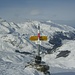 Das einfache Gipfelkreuz auf der Roccabella. Im Hintergrund  (v.r.) Piz Arblatsch, Piz Forbesch und links Piz Platta.