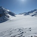Blick von der Hütte zur obersten Spaltenzone des Grossen Aletschgletschers - und zur Lötschenlücke