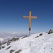 Schönes Kreuz - ansonsten begnügen sich viel Gipfel am Julierpass mit dekorativen Steinmännern