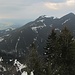 Vis-a-vis befinden sich Alpspitze und Edelsberg, beide stärker bewaldet