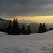 An der Oberen Reuterwannen-Alpe lässt sich die letzte Abendsonne einfangen; zentral weiterhin der Grünten