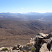 Ausblick auf unsere ganze Route - rechts ganz unten im Tal liegt Nuwerust, am Horizont knapp rechts der Mitte der Tafelberg (1969 m) und weiter links der Sneeuberg (2027 m)