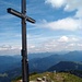 Gipfelkreuz Demeljoch 1923m. Weiß-blauer Traumtag in den bayerischen Bergen