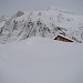 Man beachte die Schneeverfrachtungen links der Hütte..