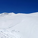 Kamor Gipfel mit dem seltsamen Militärbauwerk - beim Aufstieg steigt man besser entlang dem verwechteten Grat auf. Der Gipfelhang (mit den Spuren) war beim sehr tiefen Schnee heute fast die einzige Stelle mit ausreichend Gefälle für schöne Schwünge ;)