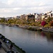 Der Kamogawa, ein kanalisierter Fluss, der Kyoto Downtown nach Osten abgrenzt. Dahinter beginnt das historische Viertel Gion / 衹園.