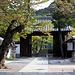 Ein Tor am Kiyomizu-dera / 清水寺. Dahinter befinden sich einige Stelen.