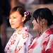 Zwei Mädchen in traditioneller japanischer Kleidung, aufgenommen im Schrein von Fushimi Inari-Taisha / 伏見稲荷大社.