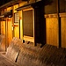 Ein beleuchtetes Holzhaus in der Hanami-kōji, Gion.